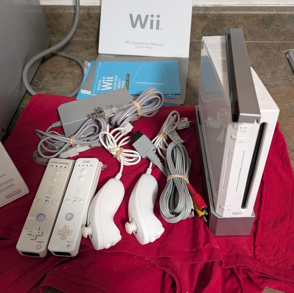 Nintendo Wii White Console Included + 2 Controllers - Picture 6 of 7